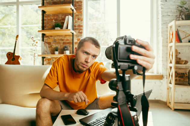 博客年轻的白人男性博主用专业相机录制视频评论家里的小玩意成人在线记录