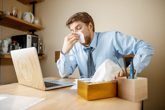 就业在办公室工作时拿手帕打喷嚏擤鼻涕的病人疾病工作流感