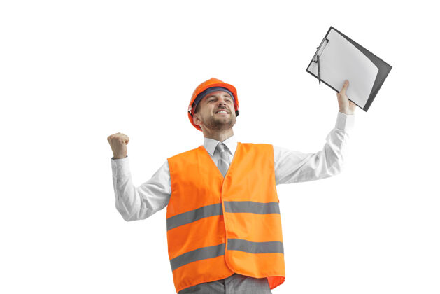 工程穿着建筑背心和橙色头盔的建筑工人站在白色的工作室里工地年轻工厂