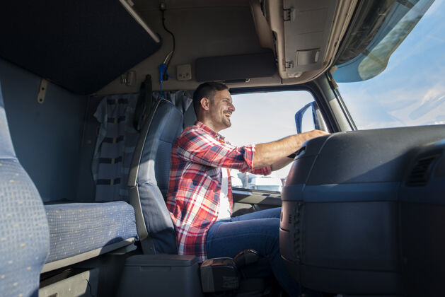 职业快乐的职业中年卡车司机穿着休闲服开着卡车上高速公路快乐交通快速