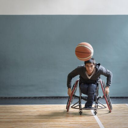 身体坐在轮椅上玩游戏的人残疾平方轮椅
