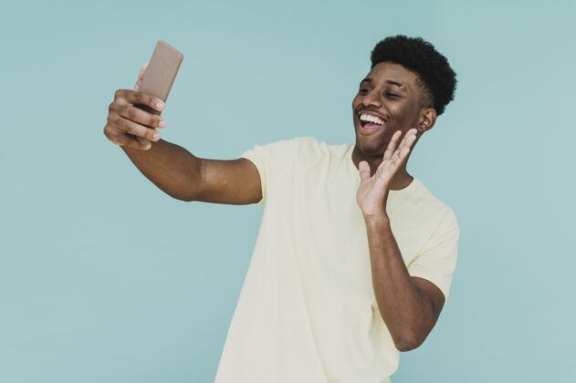 描绘快乐男人用智能手机打视频电话的画像肖像水平姿势
