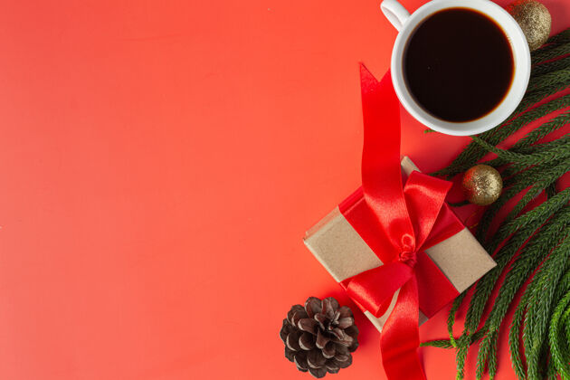 光泽一张白纸 一杯咖啡 一个红地板上的礼盒包装圣诞快乐礼品盒