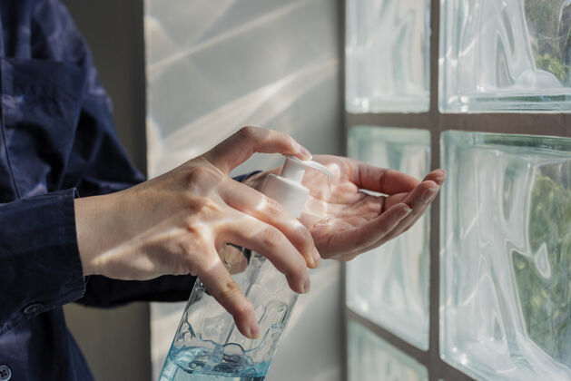 医生女士用洗手液凝胶洗手 防止冠状病毒污染清洁剂卫生手
