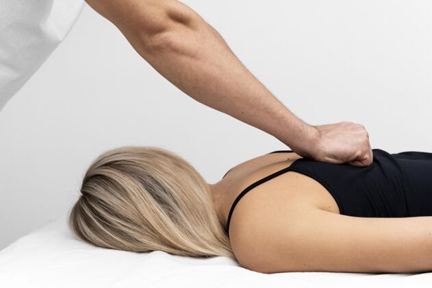 理疗理疗师按摩女人的背部治疗补救运动