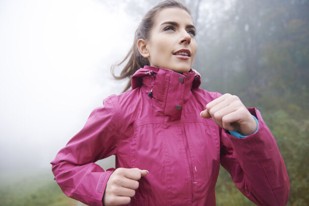 镜头即使在恶劣的天气也能保持健康运动慢跑自然