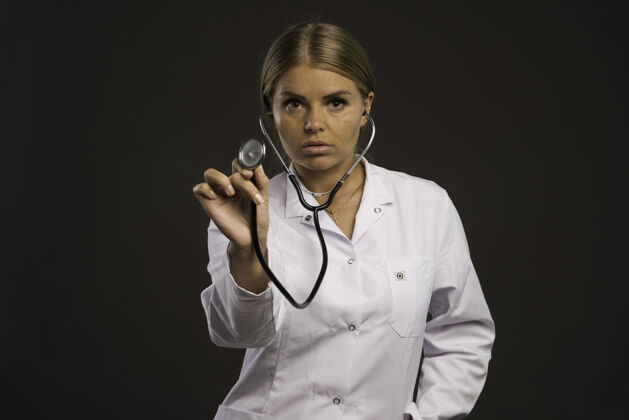 护理金发女医生用听诊器检查病人服装从业者疾病