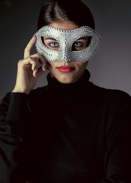 神秘戴着优雅嘉年华面具的女人的前视图神秘女性复制空间