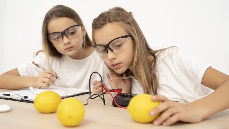 电做科学实验的女孩们柠檬科学乐趣