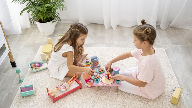 性别规范非二进制的孩子和娃娃玩生日游戏身份性别孩子